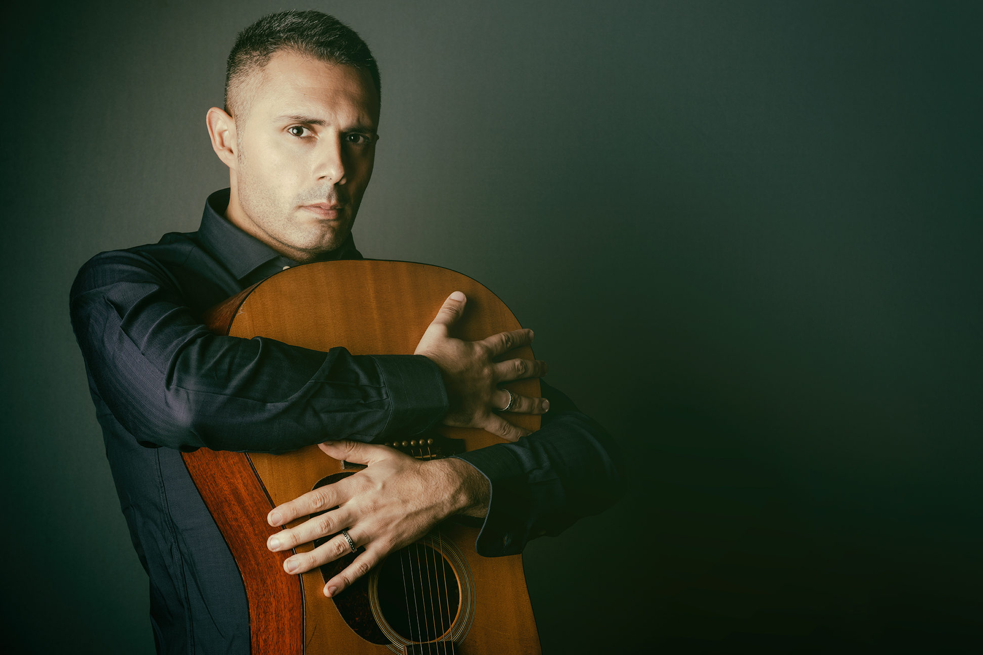 Nando Misuraca con la chitarra